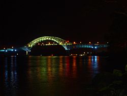 Archivo:Bridge of the Americas night