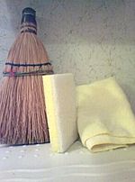 Archivo:Broom, sponge and towel