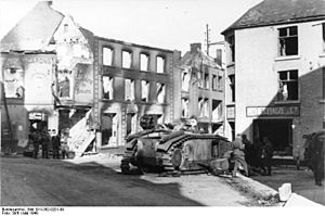 Archivo:Bundesarchiv Bild 101I-382-0201-09, Belgien, Beaumont, Häuserruinen