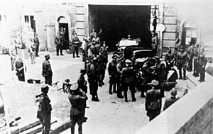 Archivo:Bundesarchiv Bild 146-1972-109-19A, Berlin, Soldaten und Waffen-SS im "Bendlerblock"