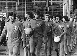 Archivo:Bundesarchiv Bild 183-N0612-0025, Fußball-WM, Nationalmannschaft DDR, Training