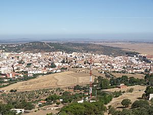 Archivo:Cáceres visto desde la montaña