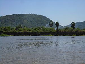 Archivo:Cerros de Vallemí, vistos desde el río Paraguay.