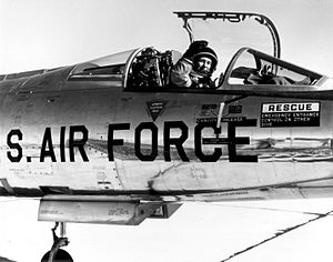 Archivo:Chuck Yeager in NF-104