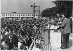 Archivo:Civil Rights March on Washington, D.C. (Entertainment, Vocalists Peter, Paul, and Mary.) - NARA - 542019