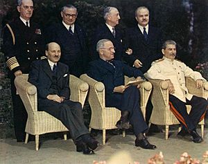 Archivo:Clement Attlee, Harry S. Truman, Joseph Stalin and their principal advisors - Potsdam Conference 1945