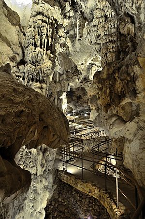 Archivo:Cueva de las Ventanas