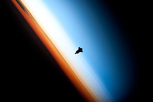 Archivo:Endeavour silhouette STS-130