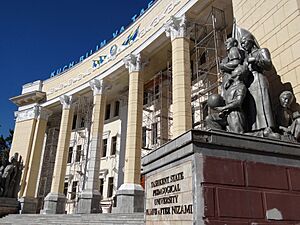 Archivo:Facade of Tashkent State Pedagogical University - Tashkent - Uzbekistan (7466979848)