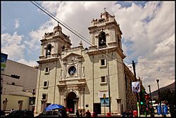 Archivo:Fachada 4. Basílica de Santa María de Guadalupe de Pachuca, México.