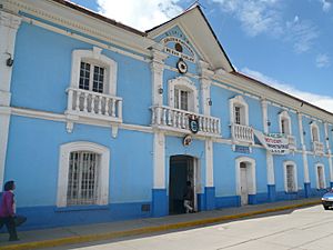 Archivo:Fachada del Glorioso Colegio Nacional de San Carlos de Puno