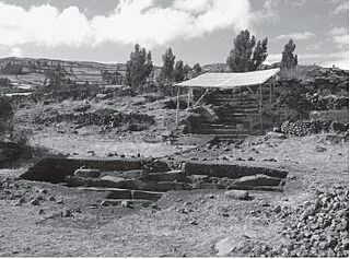 Fig. 3. Acceso principal de la Plataforma Central (al fondo) y la escalera de la Plaza Central (en primer plano).jpg