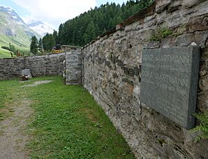Archivo:GraveHeinzAndDoraHartmann-FexCrastaGR RomanDeckert20072024-02