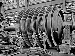 Archivo:HMHS Britannic turbines being assembled