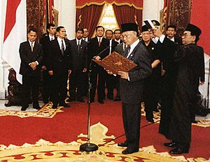 Archivo:Habibie presidential oath