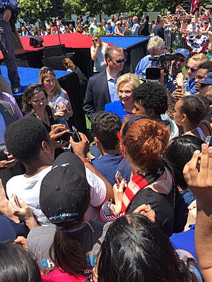 Archivo:Hillary Clinton 2016 Kickoff — Greeting Crowd