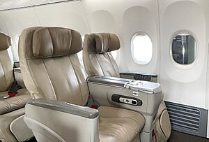 Archivo:ID73NCClass 2021 Business Class cabin on Batik Air