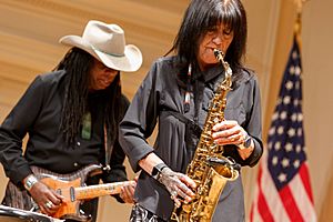 Archivo:Joy Harjo saxophone (48765042961)