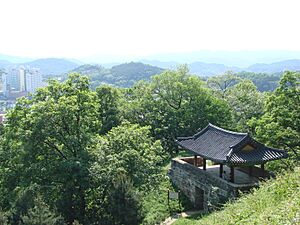 Archivo:Korea-Gongju-Gongsanseong-01