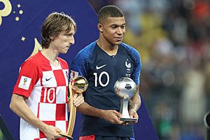 Archivo:Kylian Mbappé and Luka Modrić receive the award for the best young player and best player in the 2018 World Cup respectively