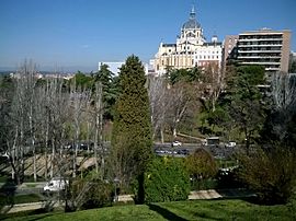 Archivo:Madrid Jardines De Las Vistillas Vue Iglesia Santa María De La Almudena - panoramio