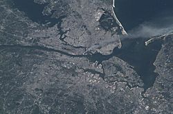 Archivo:Manhattan smoke plume on September 11, 2001 from International Space Station (Expedition 3 crew)
