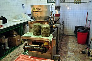 Archivo:Mercado de Xochimilco - Máquina de tortillas