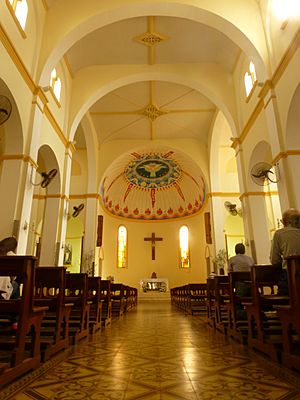 Archivo:Misiones - Capital - Posadas - Catedral San José de Posadas - interior