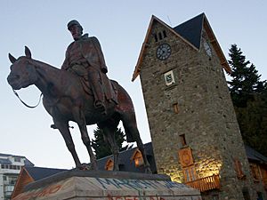 Archivo:Monumento ecuestre a Julio Argentino Roca (Centro Cívico de Bariloche).