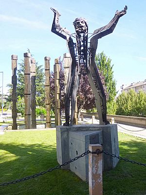 Archivo:Monzón - Monumento a Joaquín Costa 1