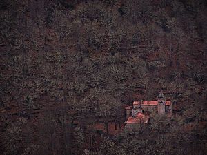 Archivo:Mosteiro no medio do bosque