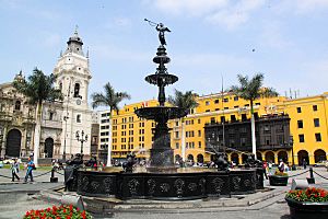 Archivo:Pileta de la Plaza mayor de Lima