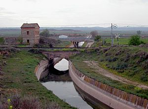 Archivo:Pont sobre el Canal d'Urgell