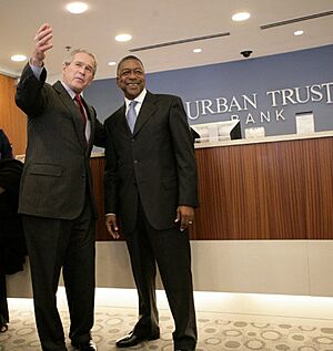 Archivo:President George W. Bush is welcomed by Bob Johnson, founder and chairman of the RLJ Companies
