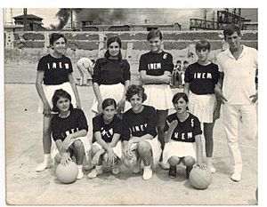 Archivo:Primer equipo femenino de baloncesto del Instituto