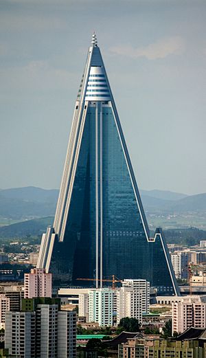 Archivo:Ryugyong Hotel - August 27, 2011 (Cropped)