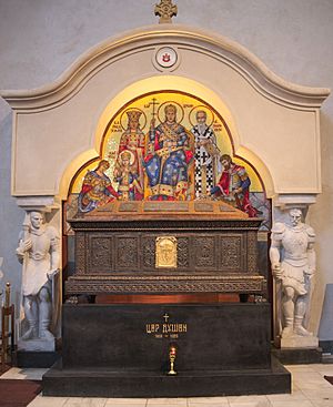 Archivo:Sarcophage de Stefan Dušan, église Saint-Marc, Belgrade