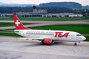 Archivo:TEA Switzerland Boeing 737-300; HB-IIB@ZRH;15.04.1995 (4905465575)