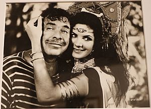 Archivo:Tin Tan y Elvira Quintana en Tintansón CruZoe (1965)