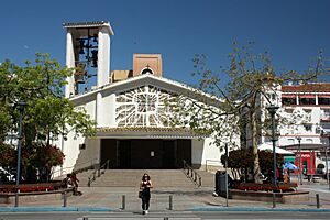 Archivo:Torre del Mar Parroquia de San Andrés Apóstol