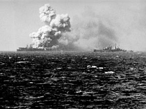 Archivo:USS Princeton (CVL-23) 1944 10 24 1523explosion