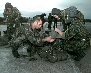 Archivo:US and Russian paratroopers