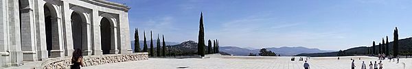 Archivo:Valle de los Caídos. Vista desde la explanada