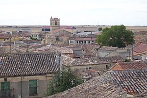 Archivo:Villalba Alcores caserio y iglesia Santiago lou