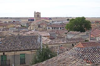Villalba Alcores caserio y iglesia Santiago lou.jpg