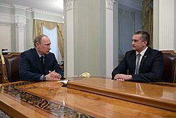 Archivo:Vladimir Putin meeting with Sergei Aksyonov 14 April 2014