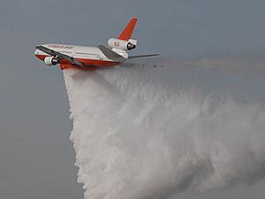Archivo:Waterbomber in Los Angeles County