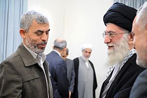 Archivo:Yahya Sinwar greeting Iranian Supreme Leader Ali Khamenei