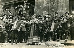 Archivo:Лидия Русланова у стен Рейхстага 1