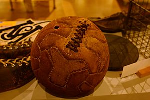 Archivo:1930s soccer ball - Skagit County Historical Museum